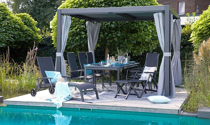 Wohnmagazin: Sonnenschirm und Co. – passender Sonnenschutz für Balkon und Terrasse