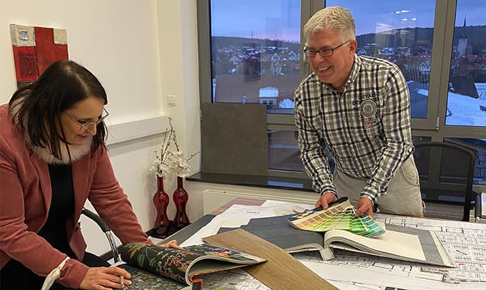 Christine Föst, Einkaufsleitung bei Opti-Wohnwelt, und Achim Hollenborg, Innenarchitekt von der Firma Dechering, planen den Innenraum der neuen Filiale. 