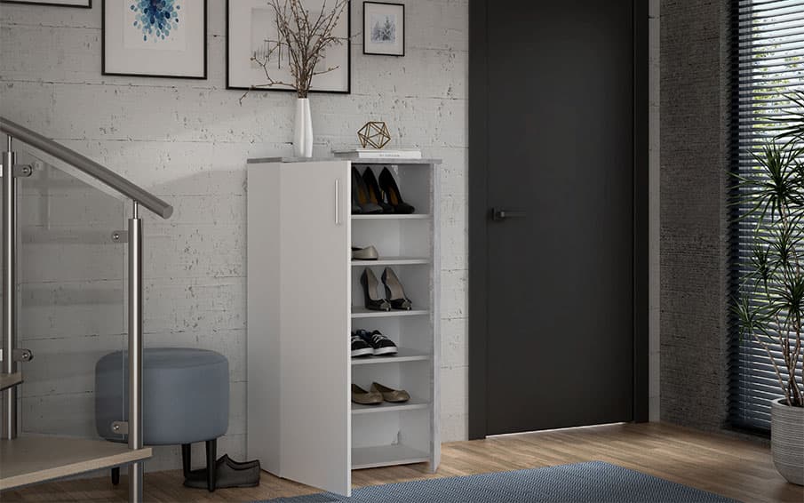 Weißer Schuhschrank, der im Flur steht 