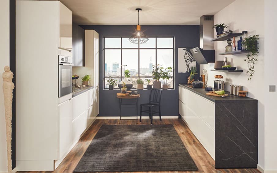 Schwarz weiße Küche mit Teppich in der Mitte vom Raum 