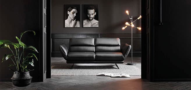 schwarzes Sofa in einem dunklen Raum 