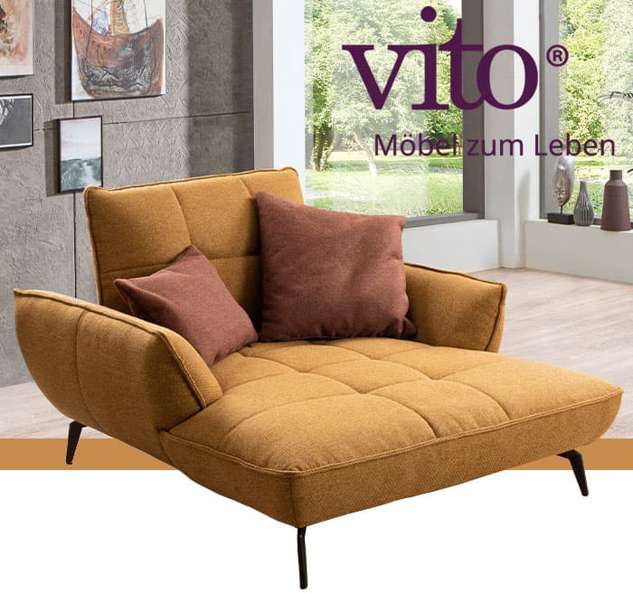 Ein orangenes Stoffsofa steht in einem Wohnzimmer. Aus dem Fenster ist ein Garten zu sehen