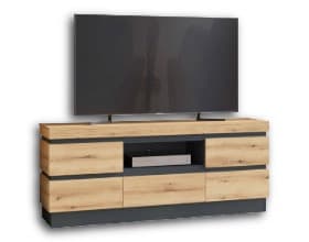 Ein Fernseher steht auf einer modernen Holzkommode