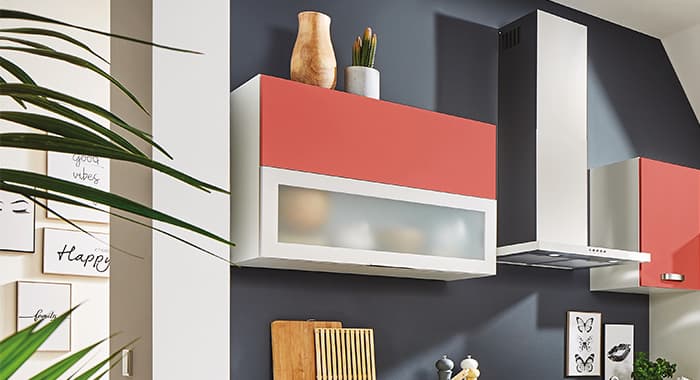Küchenhängeschrank, die obere Hälfte ist orange, die untere Hälfte besteht aus Milchglas.