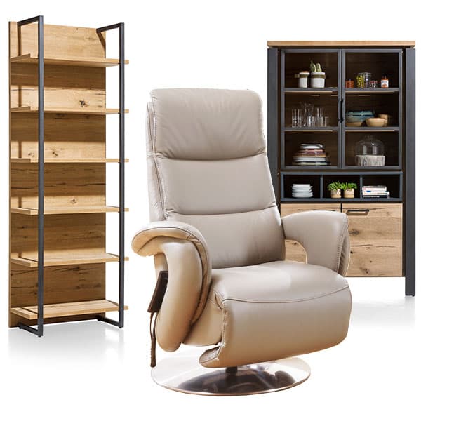 Ein Regal, ein Schrank und ein beiger Sessel stehen in einem weißen Raum.