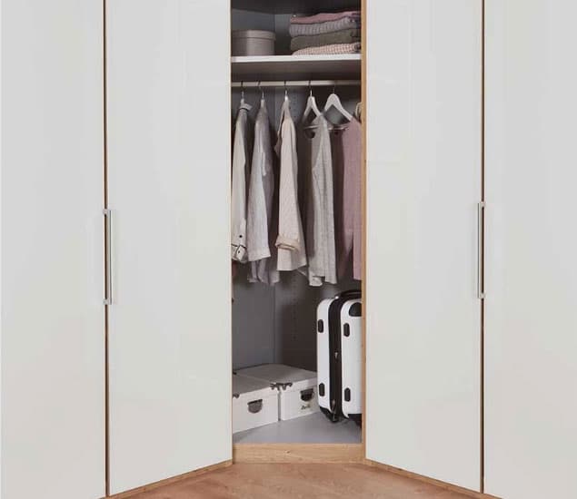 Kein Platz? Kein Problem. Der Eckschrank. Kommt in kleinen Räumen groß raus.