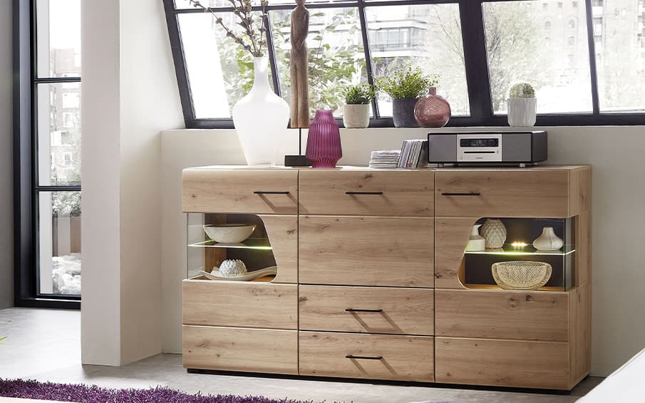 Dekoriertes Sideboard im Wohnzimmer