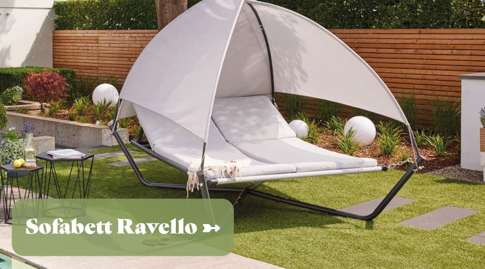 Outdoor-Sofabett in weiß mit halbrundem Sonnensegel