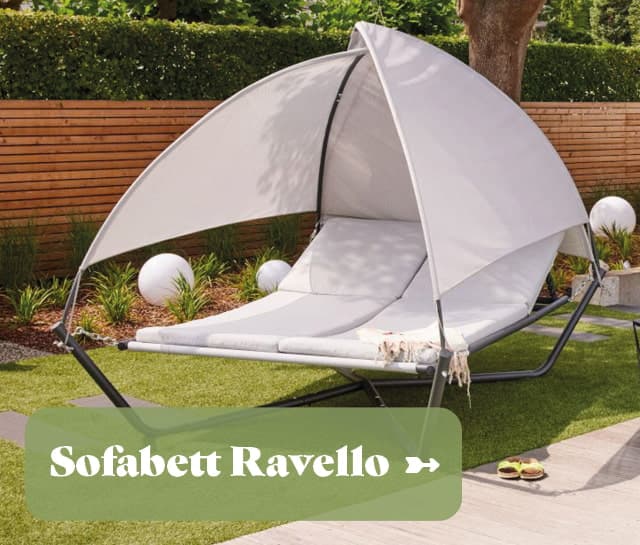 Outdoor-Sofabett in weiß mit halbrundem Sonnensegel