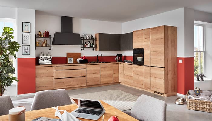 L-Küche mit Fronten in Holzoptik