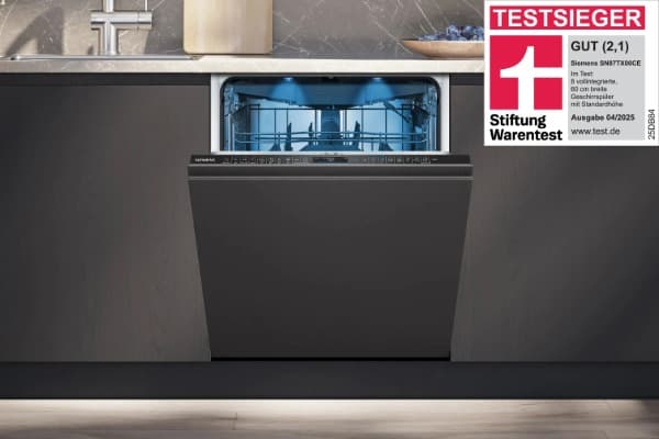 Geöffnete vollintegrierte Siemens-Geschirrspülmaschine mit beleuchtetem Innenraum und Testsieger-Siegel von Stiftung Warentest, Bewertung „Gut (2,1)“.