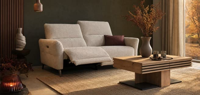 Helles Sofa mit Komfortfunktion in einem herbstlich gestaltetem Wohnzimmer