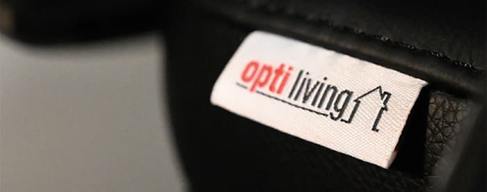 Nahaufnahme eines Markenlabels an Möbeln. Zusehen ist das Logo von Opti-Living.