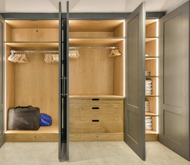 Einfach aufreißen! Der Drehtürenschrank. Ein echter Klassiker.