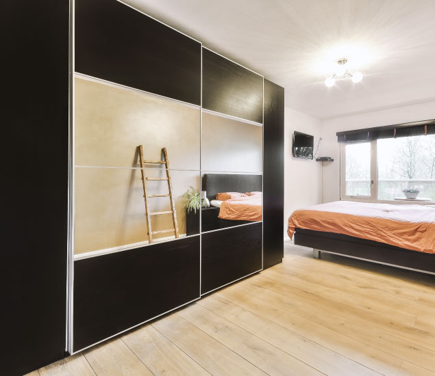 Lautlos gleiten auf Schienen. Der Schiebetürenschrank. Die moderne Alternative.