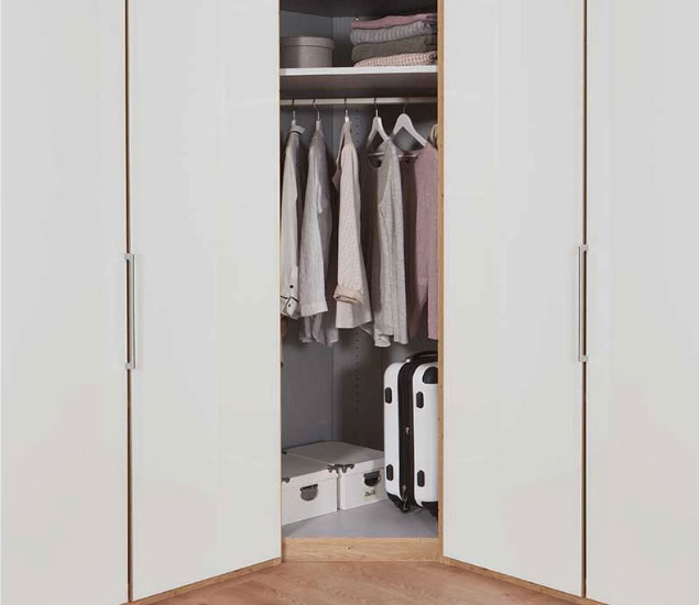 Kein Platz? Kein Problem. Der Eckschrank. Kommt in kleinen Räumen groß raus.