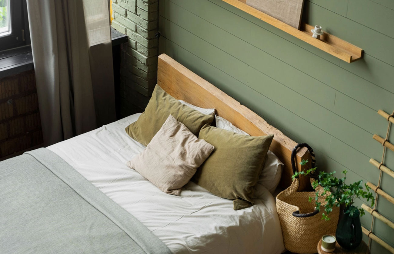 Small bedroom arrangement