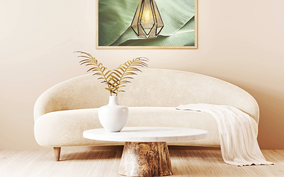 Sofa mit Tisch im Vordergrund in der Farbe Beige